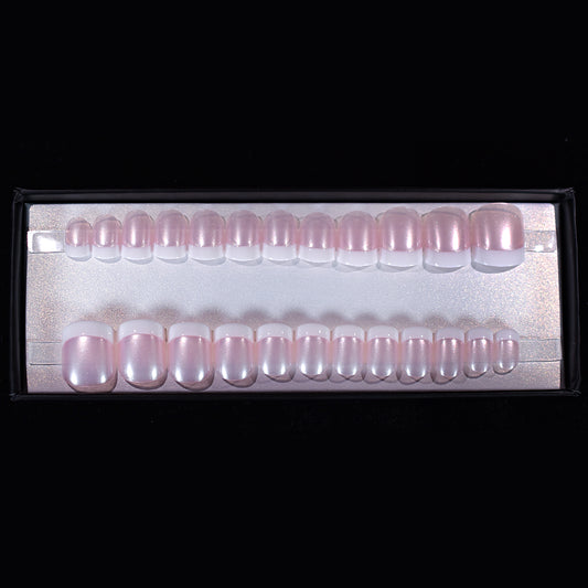 Pequeñas uñas con puntas francesas