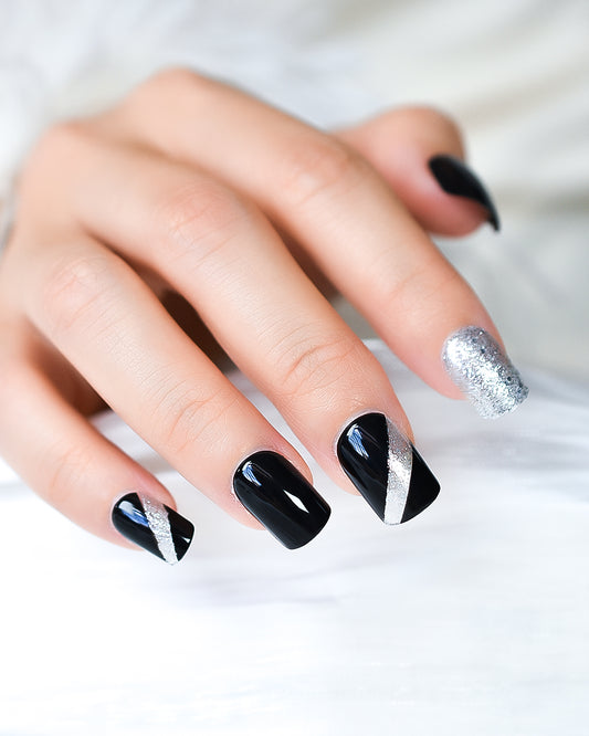 Uñas diseñadas con brillo de luna y destellos