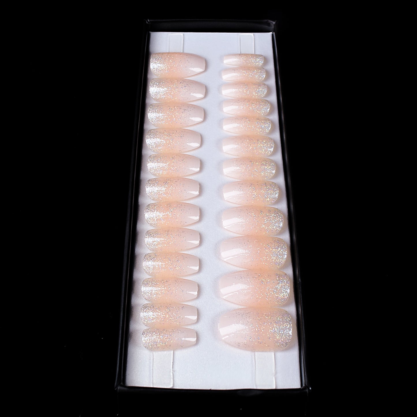 Puntas de uñas brillantes y burbujeantes 