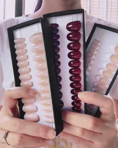 Puntas de uñas brillantes y burbujeantes 